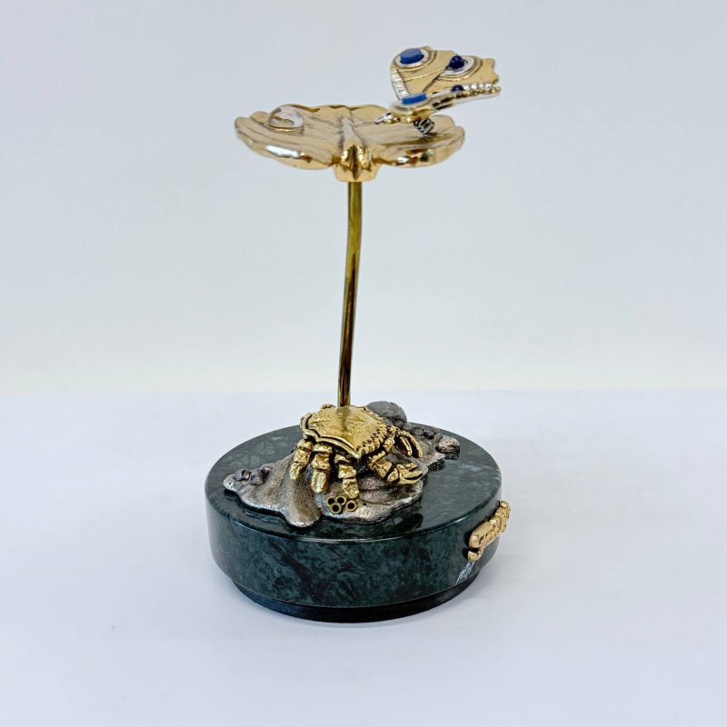 Металлическая скульптура «БАБОЧКА НА КУВШИНКЕ» - Франк Майслер. (к)