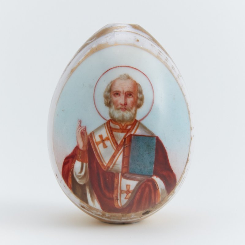 Фарфоровое пасхальное яйцо с изображением Николая Чудотворца.