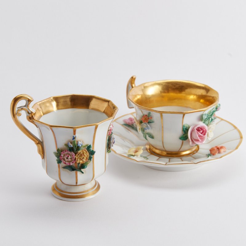 ИФЗ. Старинный набор из 2 чашек с блюдцем - декор в виде лепных цветов