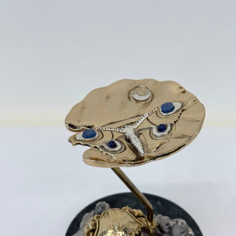 Металлическая скульптура «БАБОЧКА НА КУВШИНКЕ» - Франк Майслер. (к)