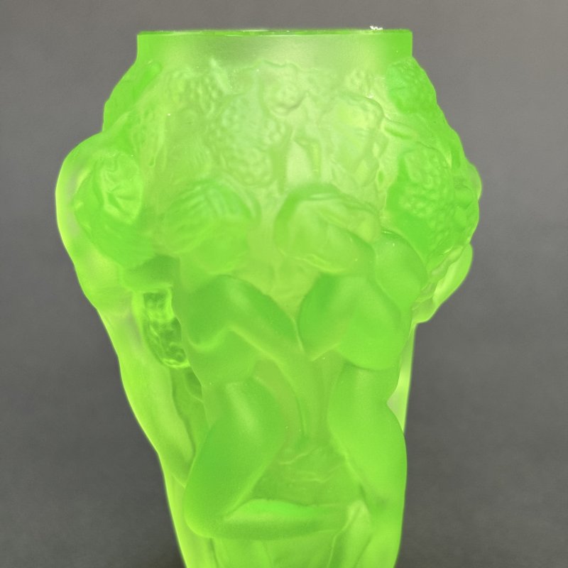 Ваза Вакханки в стиле Артдеко из зеленого уранового стекла дизайн 1930г. Г. Хоффманн Чехия 21 в