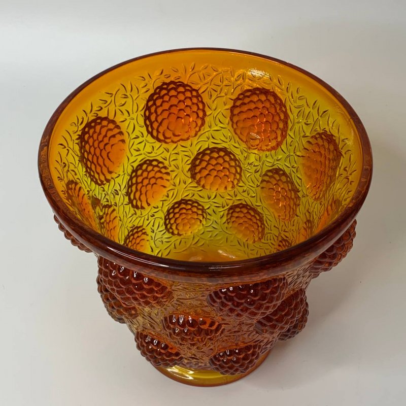 Винтажная фактурная ваза с ягодным декором ручной работы