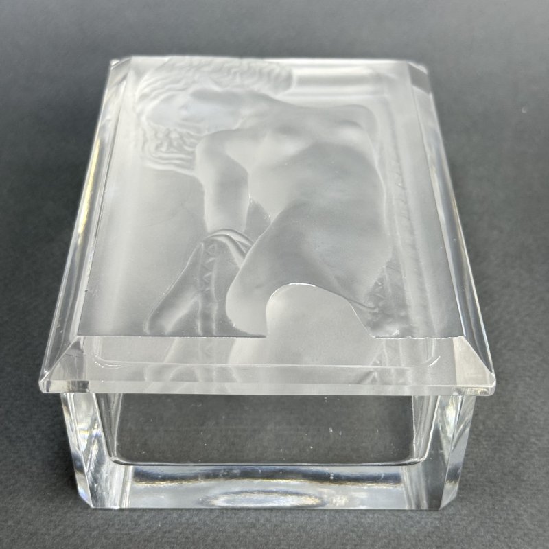 Шкатулка для украшений в стиле Артдеко из сатинового стекла дизайн 1930г. Г. Хоффманн Чехия 21 в