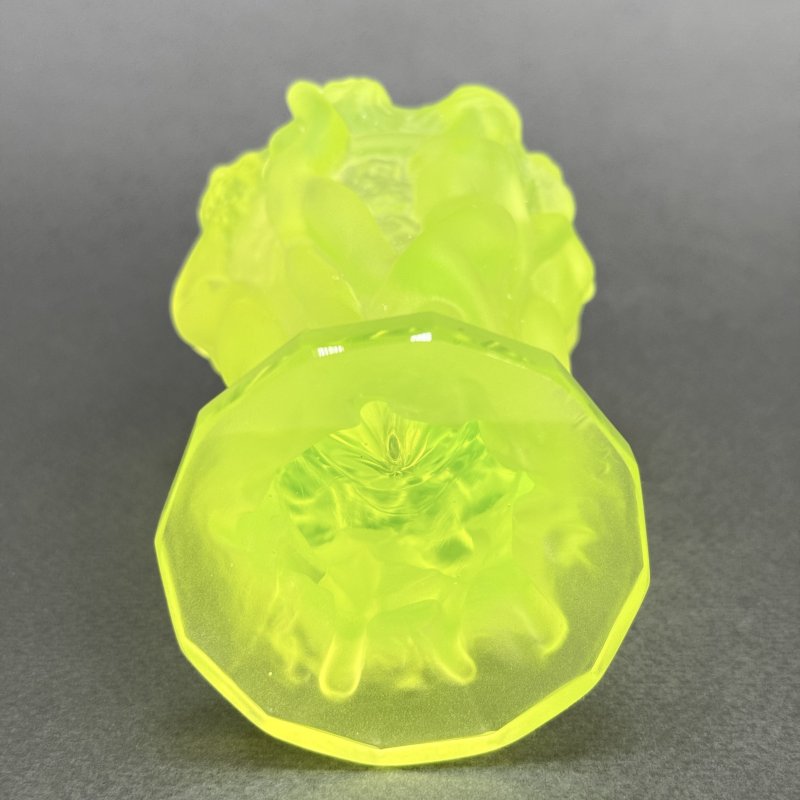 Ваза Вакханки из вазелинового уранового стекла дизайн 1930г. Г. Хоффманн Чехия 21 в