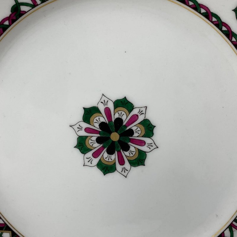 Старинная тарелка с узорчатым бортом в неорусском стиле