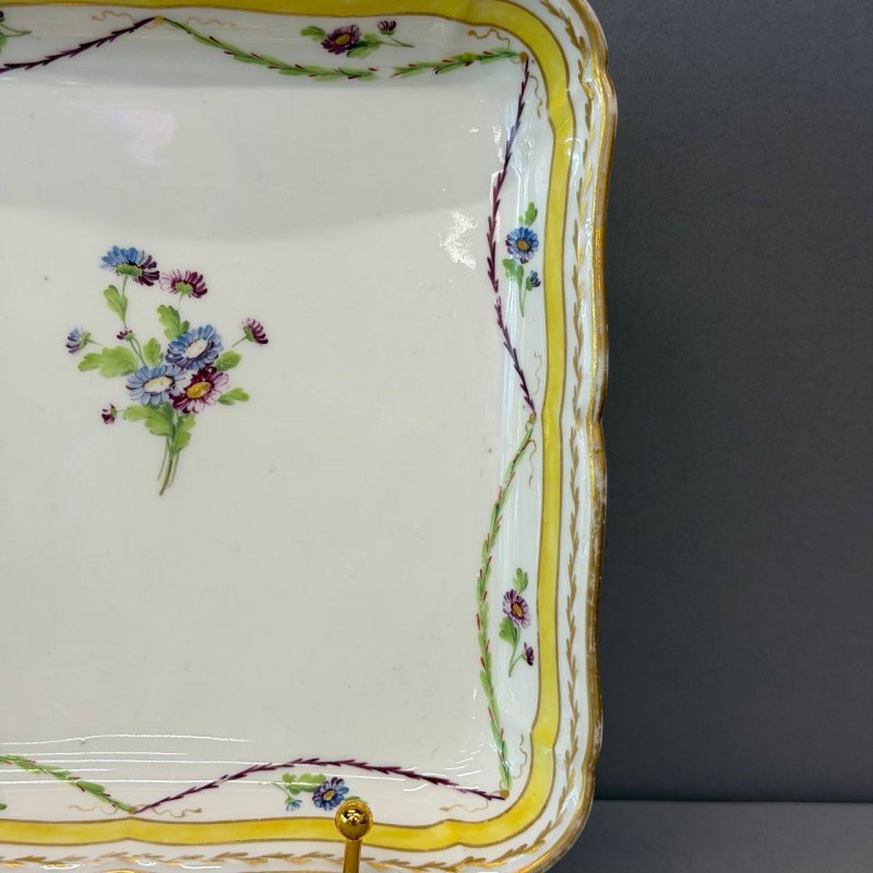 Старинное  квадратное блюдо