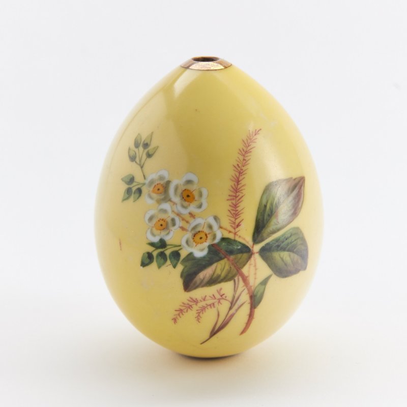 Антикварное фарфоровое яйцо Букет на желтом фоне