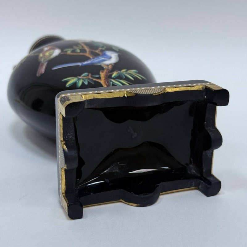 Ваза из черного стекла с эмалью из Богемии