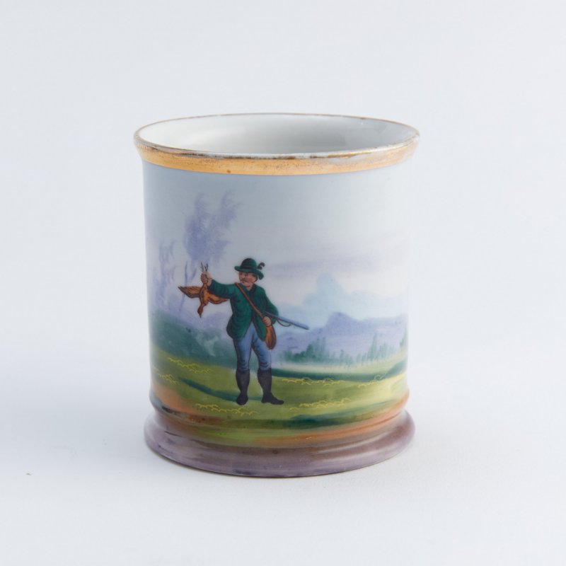Чашка с рукописным изображением охотничьей сцены. 
