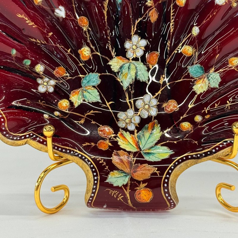 Старинная богемская эмалированная тарелка в форме раковины из рубинового стекла