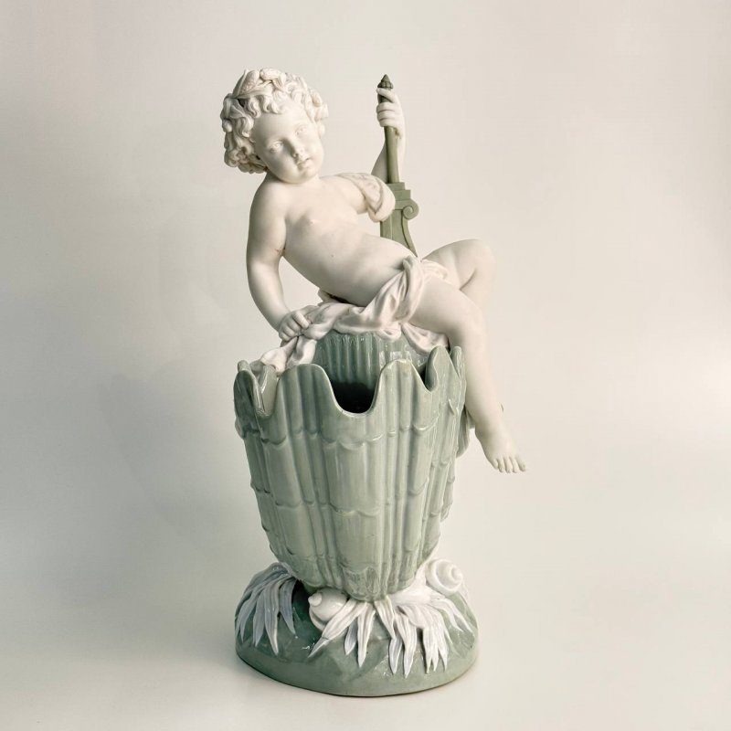  Путти с музыкальным инструментом на раковине