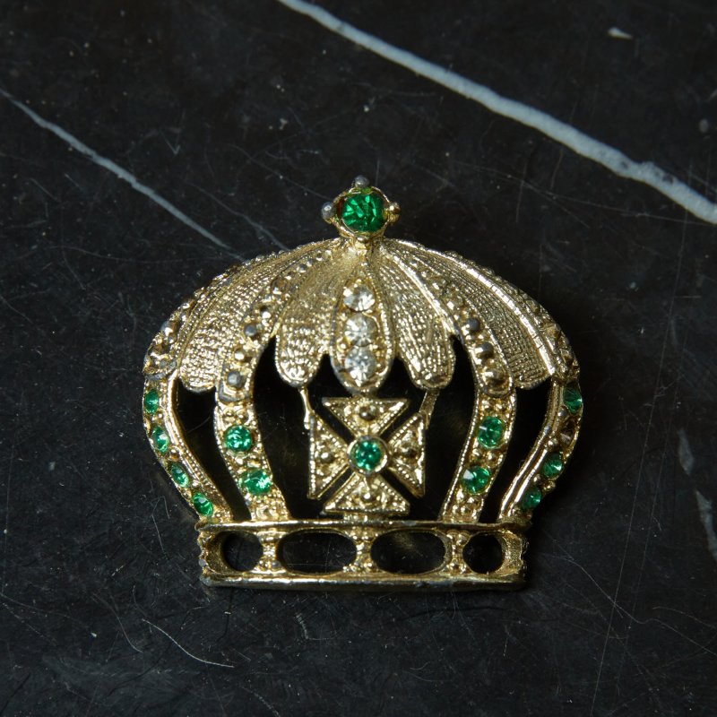Брошь корона с белыми и зелеными кристаллами
