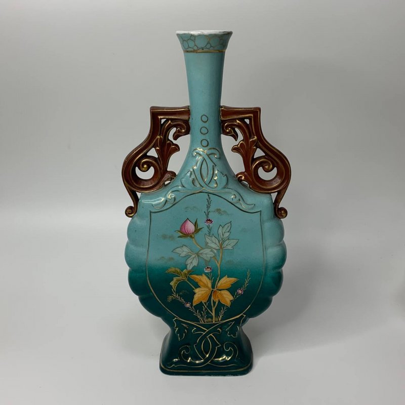 Старинная ваза бирюзового оттенка с цветочной росписью и 2 фигурными ручками