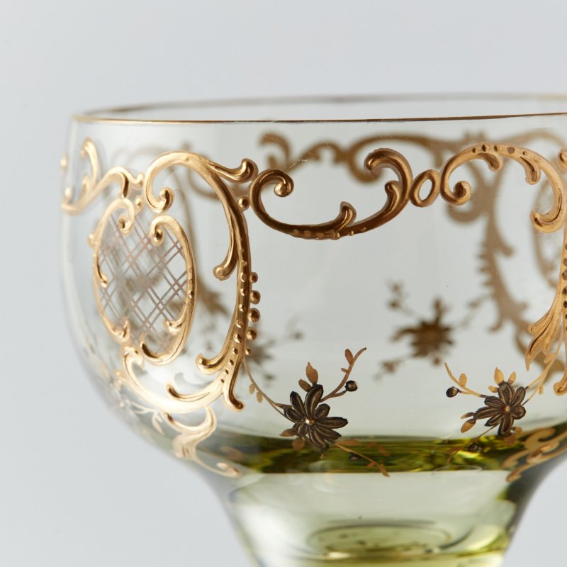 Рюмер для вина из зеленого стекла с золотыми эмалями