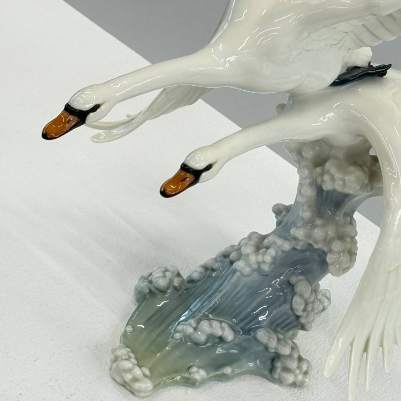 Фарфоровая статуэтка Пара летящих лебедей