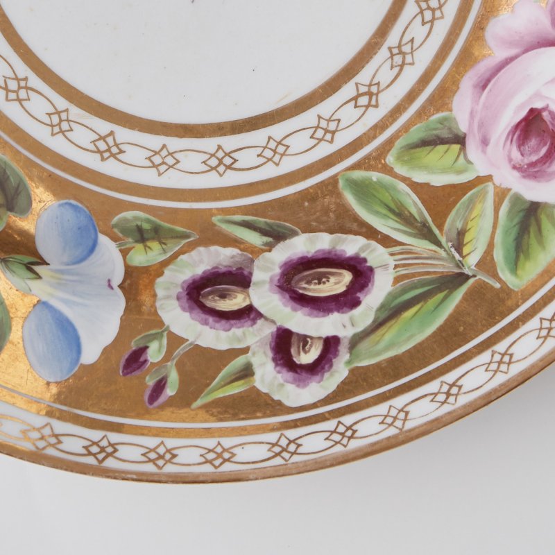 Старинная тарелка ручной работы с цветочным декором