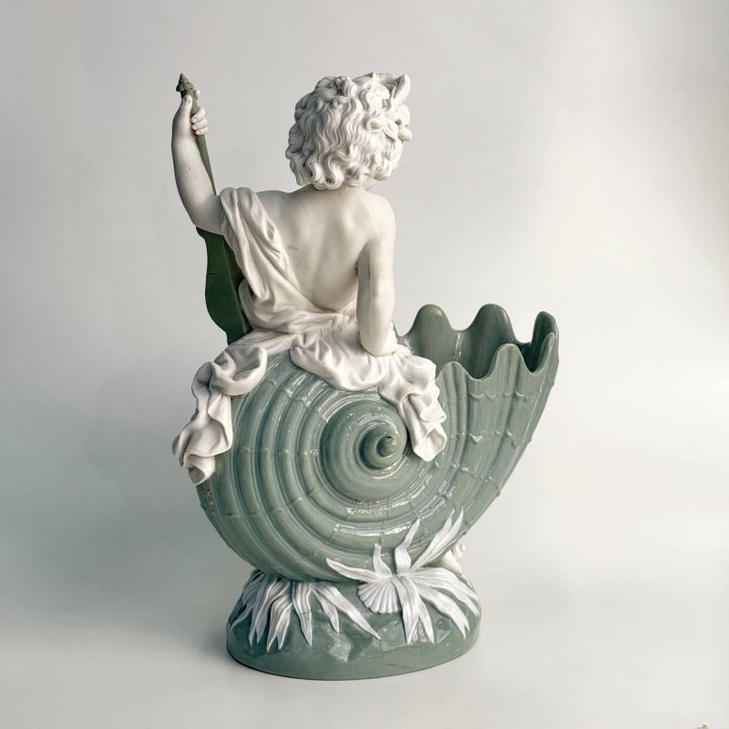  Путти с музыкальным инструментом на раковине