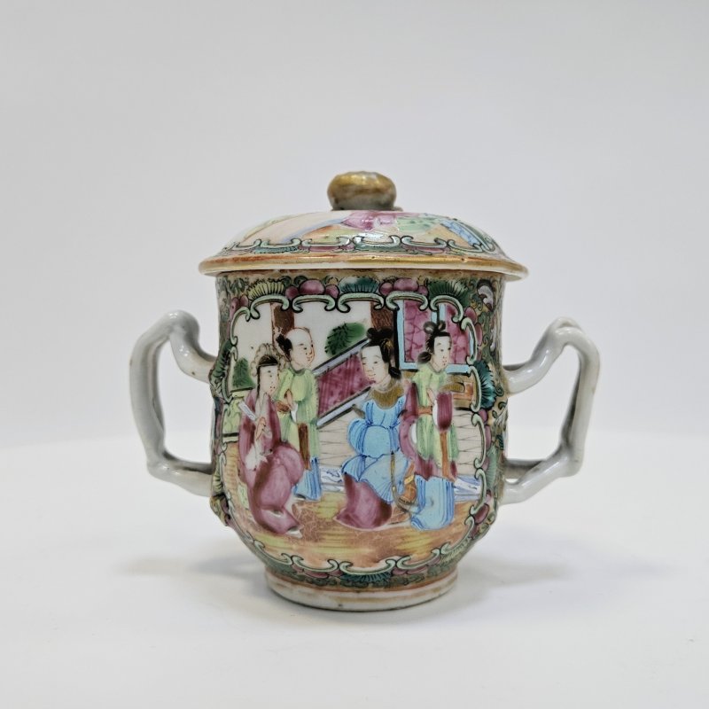 Чашка с крышкой и ручками Китай, рубеж 18/19 век Декор famille Rose