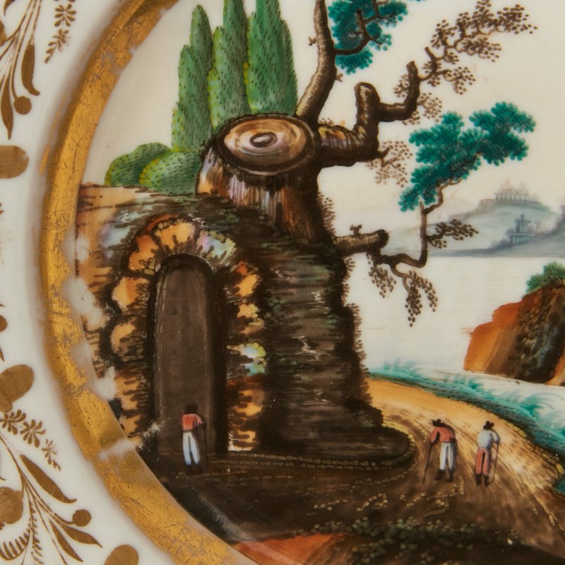 Старинная фарфоровая тарелка