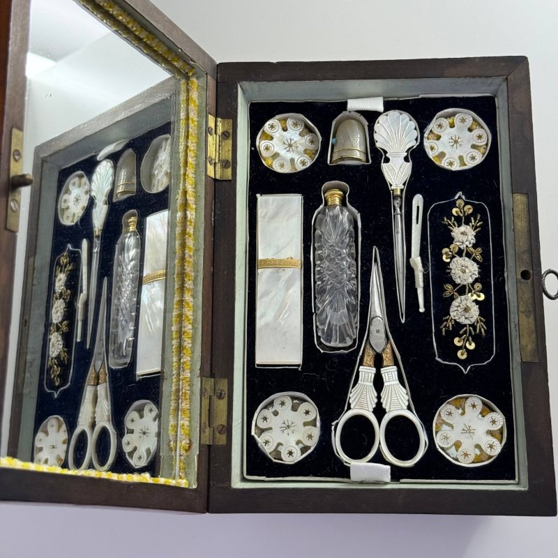 Антикварная французская шкатулка Palais Royal (Пале-Рояль) с дорожным туалетным набором и набором для шитья и для украшений