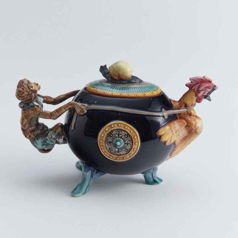 Чайник с рельефным декором из лимитированной серии 