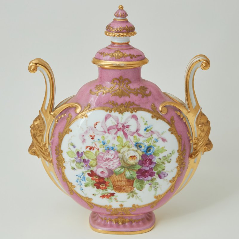 Старинная ваза ручной работы с цветами