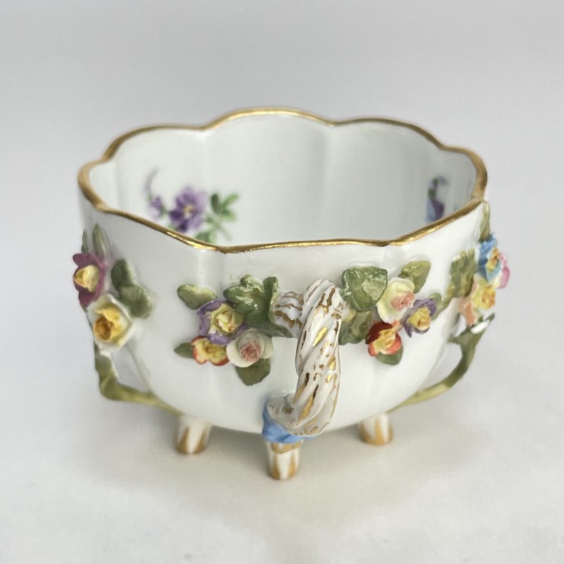 Старинная коллекционная чашка с блюдцем c лепными цветами Meissen 1920-1930 Германия