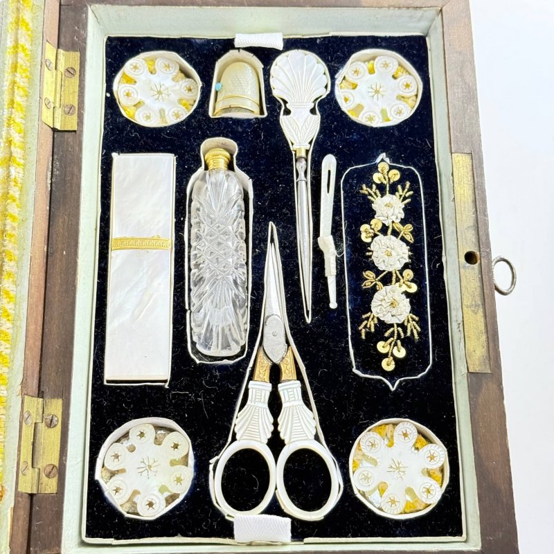 Антикварная французская шкатулка Palais Royal (Пале-Рояль) с дорожным туалетным набором и набором для шитья и для украшений