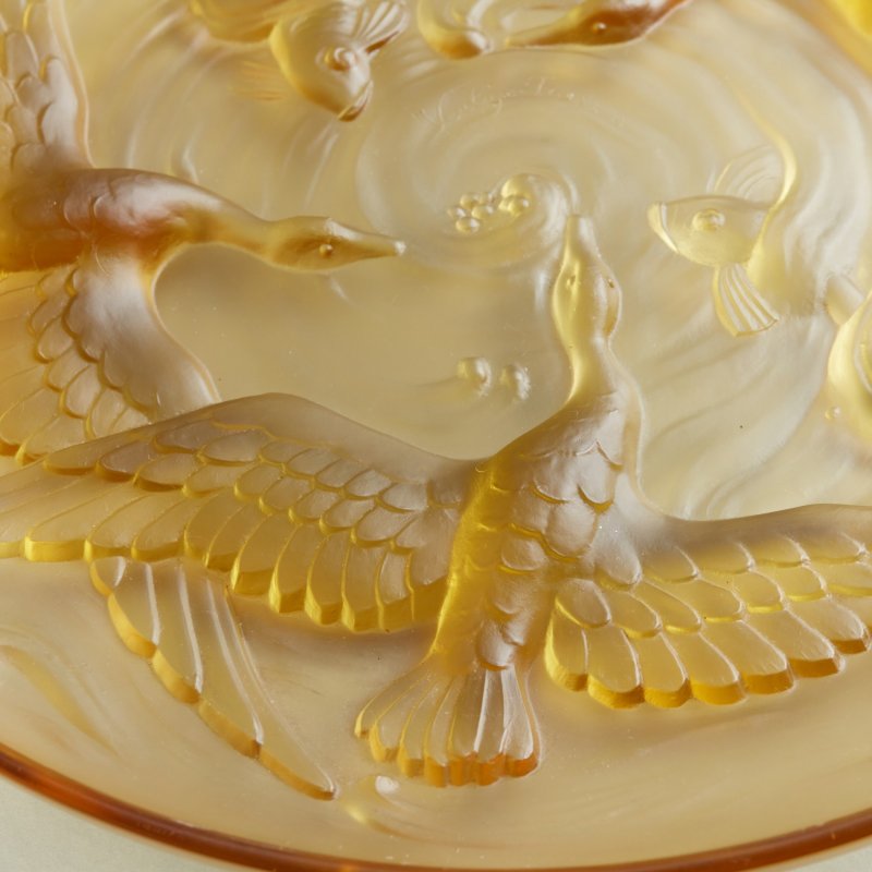 Блюдо янтарного оттенка с рельефным декором