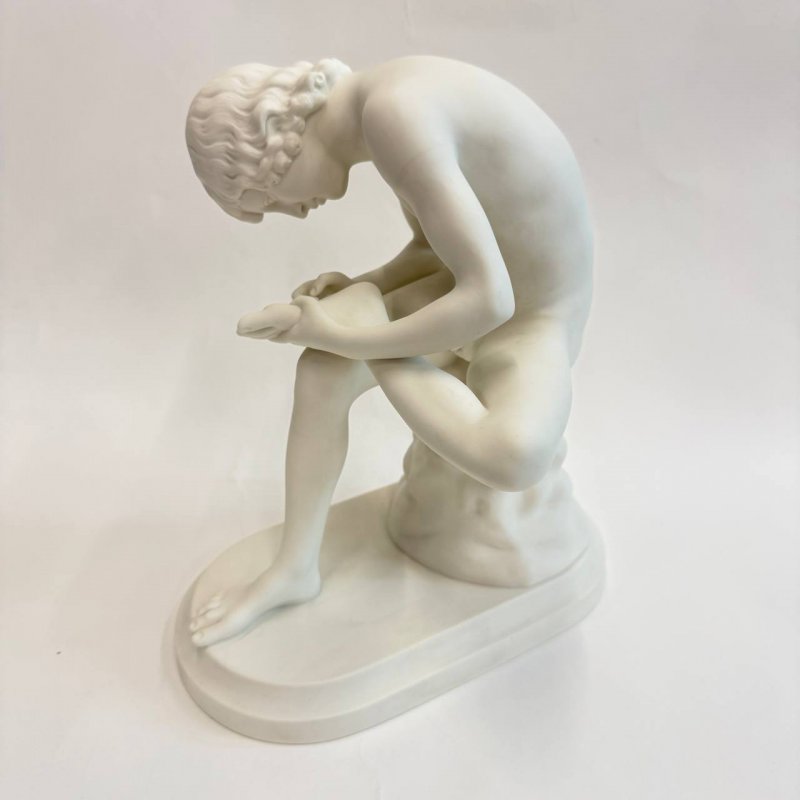 Статуэтку Мальчик вытаскивающий занозу