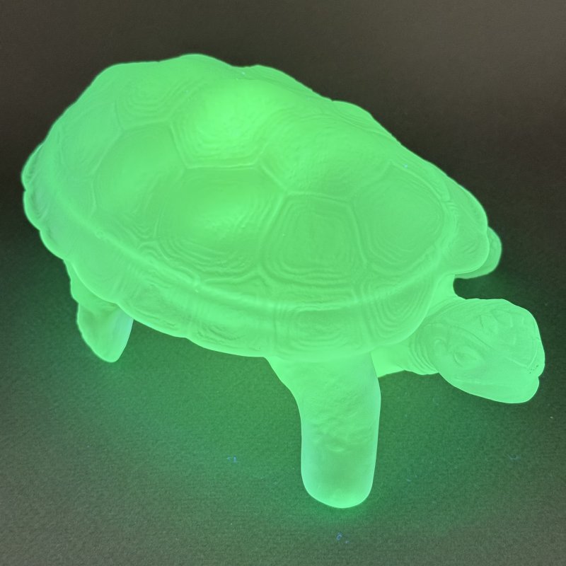 Шкатулка Черепаха из голубого аквамаринового уранового стекла дизайн 1930г. Г. Хоффманн Чехия 21 в