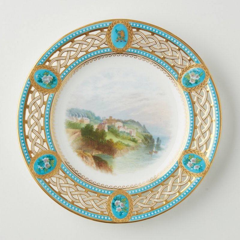 Старинная тарелка с резным бортом