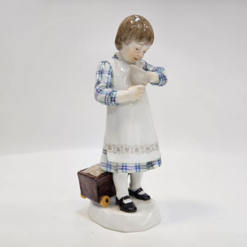 Фигурка Meissen Девочка с кульком из серии Счастливое детство 1905-07 гг