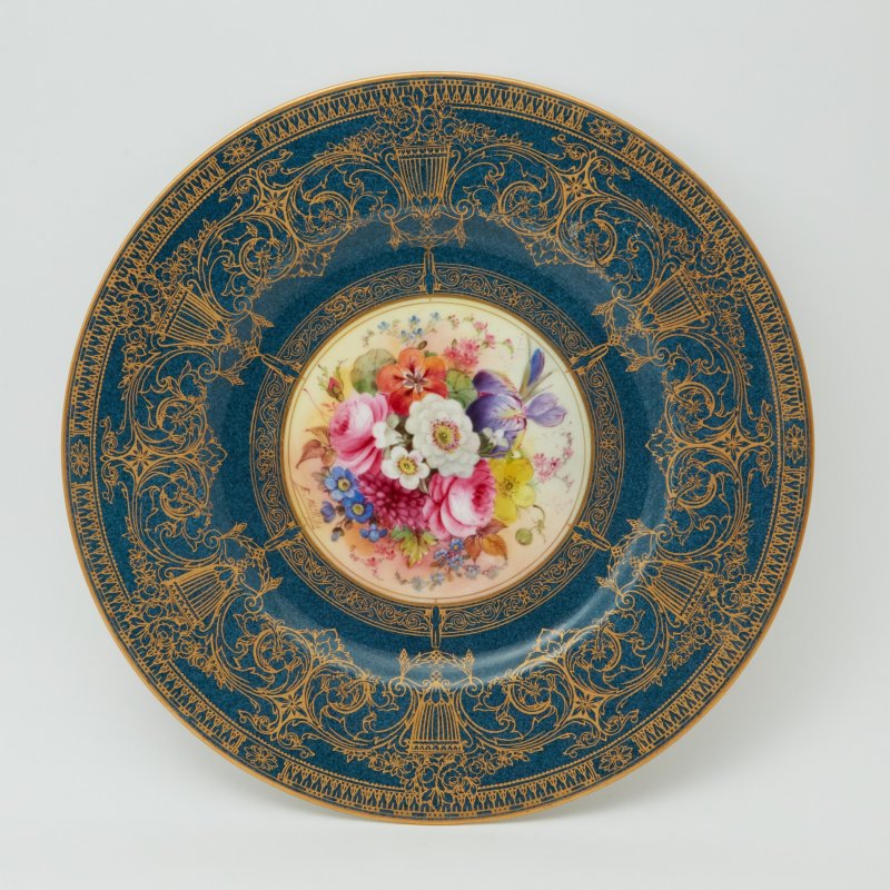 Фарфоровая тарелка с ручной росписью