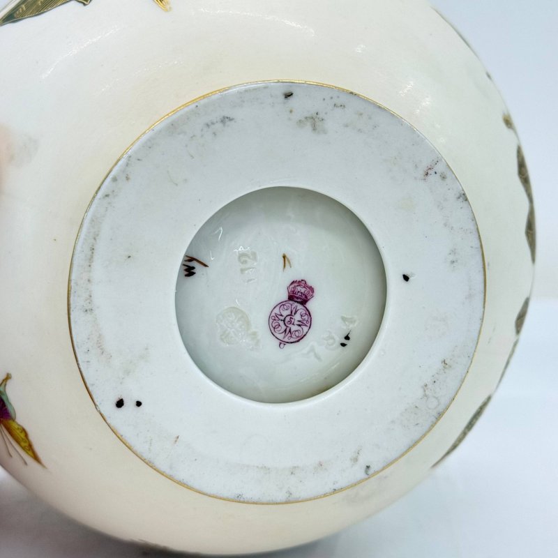 Большая старинная ваза