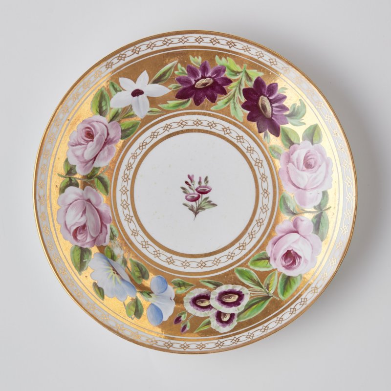 Старинная тарелка ручной работы с цветочным декором