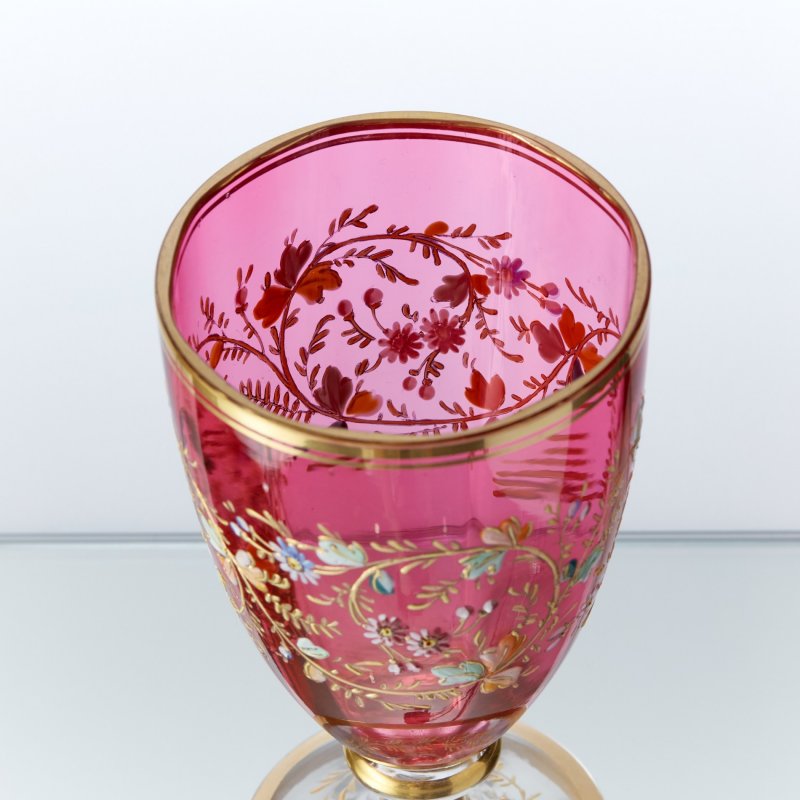 Старинный бокал из клюквенного стекла с ручной росписью