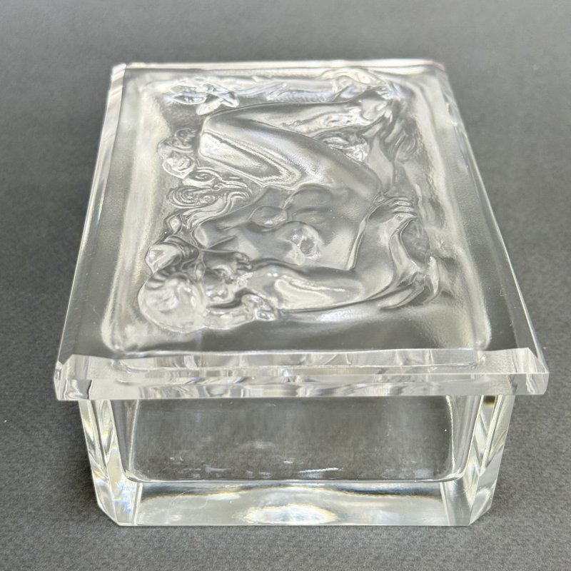 Шкатулка для украшений в стиле Артдеко из сатинового стекла дизайн 1930г. Г. Хоффманн Чехия 21 в