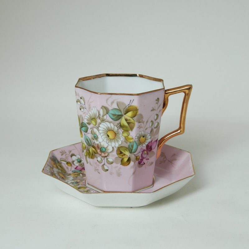 Чашка с крышкой и блюдцем розовая с ромашками
