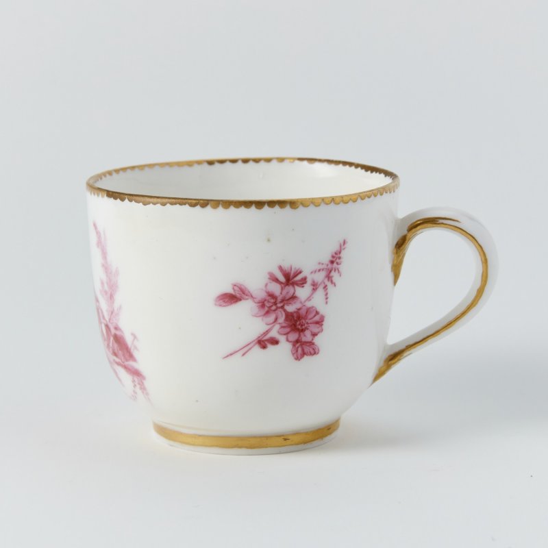 Антикварная чашка с монохромной росписью. XVIII век.