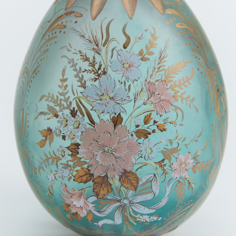 Стеклянное пасхальное яйцо с цветочной росписью.