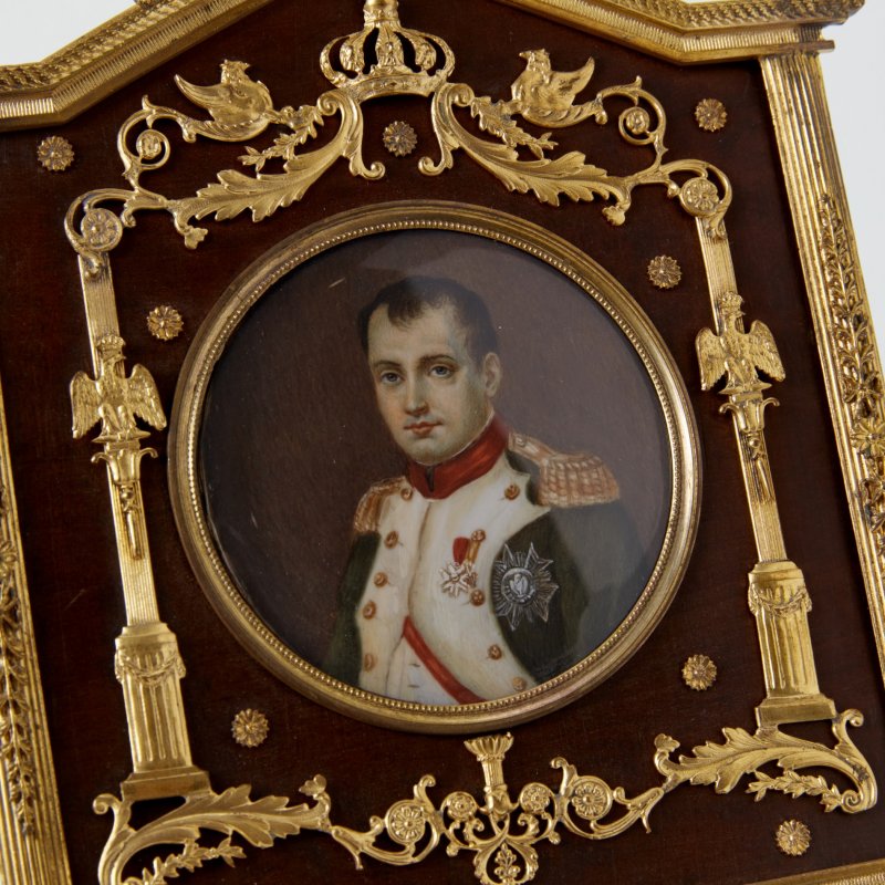 Старинный портрет Наполеона Бонапарта в резной раме