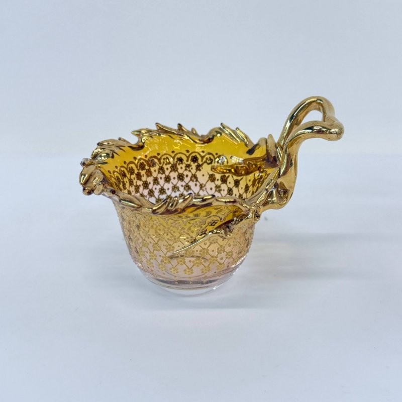 Вазочка с золоченой фигурной ручкой